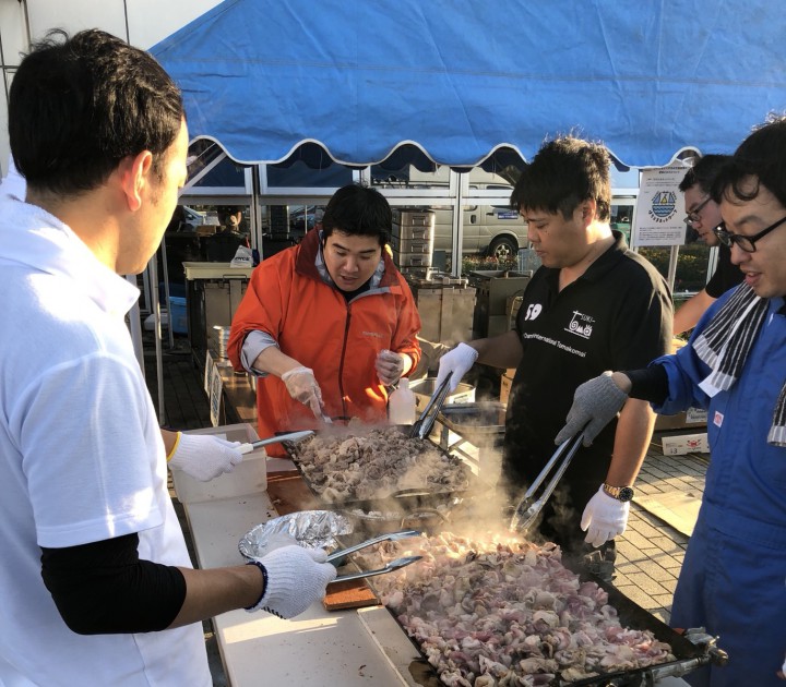 ボランティアの皆さんと炊き出し準備