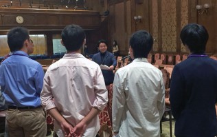 国会見学の途中で伊藤議員も合流。委員会の様子を説明