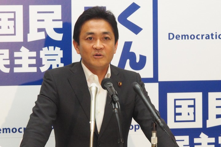 記者会見する玉木雄一郎代表