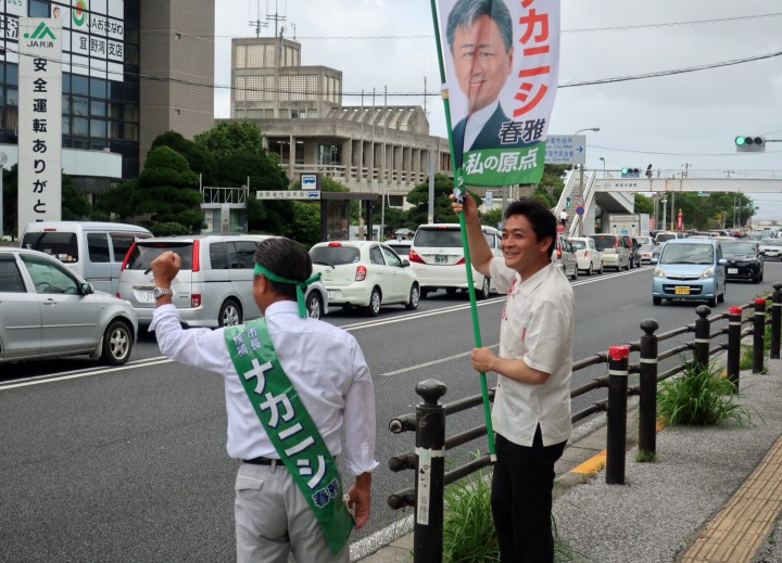 「県知事選と同時に行われている宜野湾市長選挙に立候補している中西春雅候補。元気いっぱいです。道の渋滞は、なんと期日前投票に向かう車の列。関心は非常に高いです」（玉木代表）