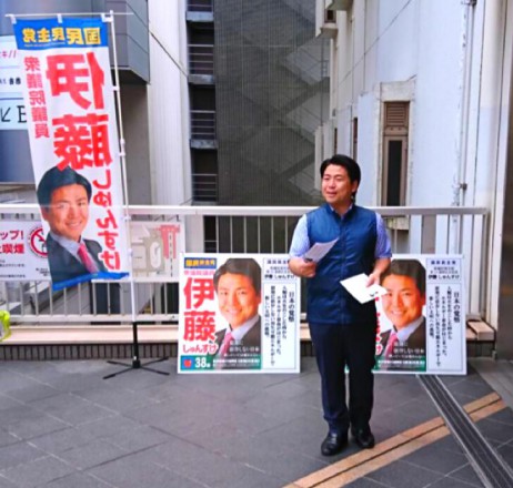 ひたすら駅前でビラを撒く