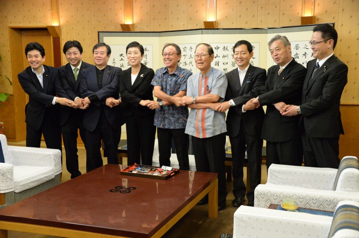 玉城知事と握手する野党6党派国対委員長