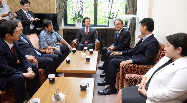 玉城デニー沖縄県知事の訪問を受ける国民民主党・玉木雄一郎代表ら