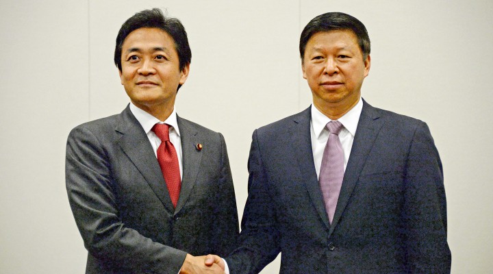 宋濤・中国共産党中央対外連絡部長と握手する玉木代表