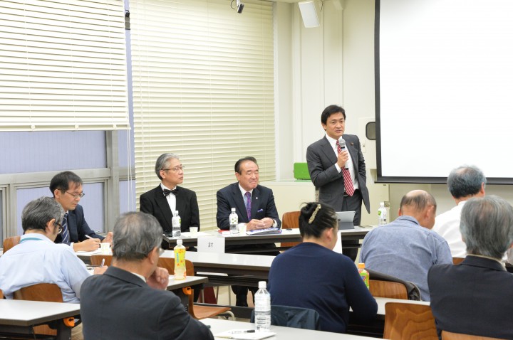 日本臨床政治学会の皆さんの前で講演する玉木代表