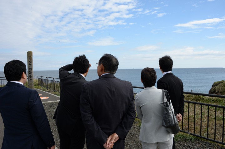 水平線上に広がる島を眺める