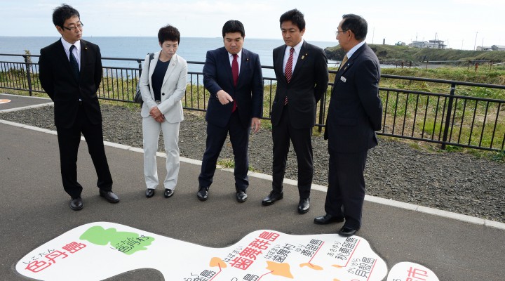 北方領土の位置を確かめる玉木代表ら