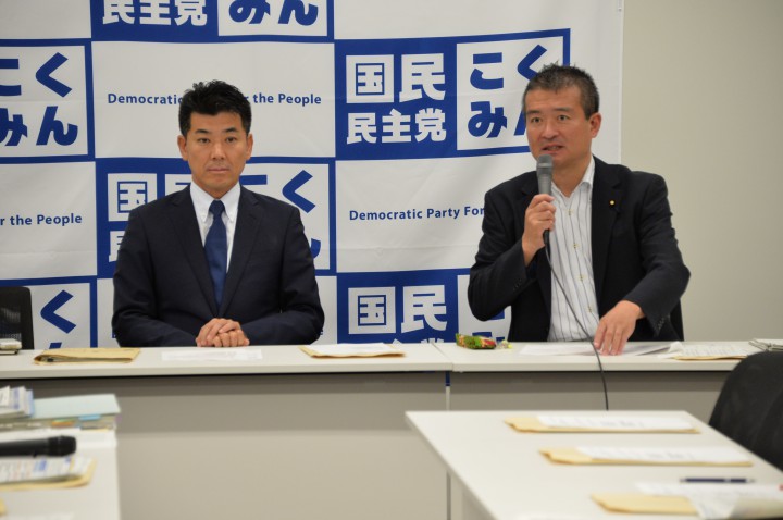 津村啓介座長(右)と泉健太政調会長(左)