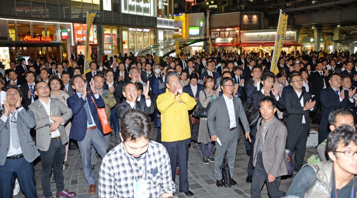 有楽町・イトシア前広場に集まった大勢の聴衆