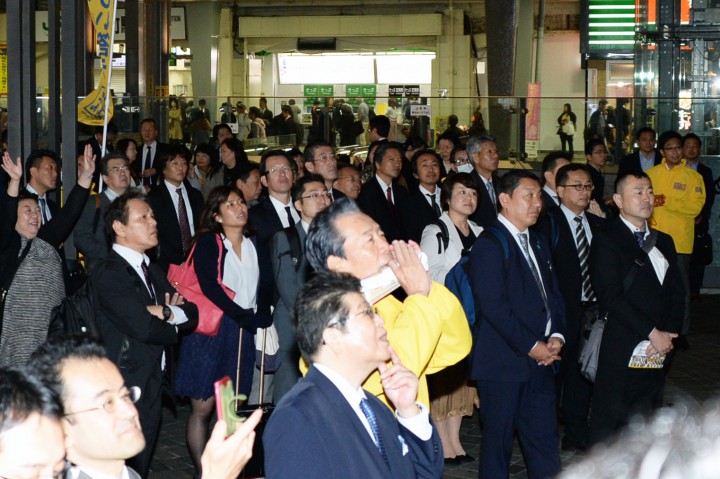 街宣車には登らずに聴衆側で指揮をとる平野幹事長