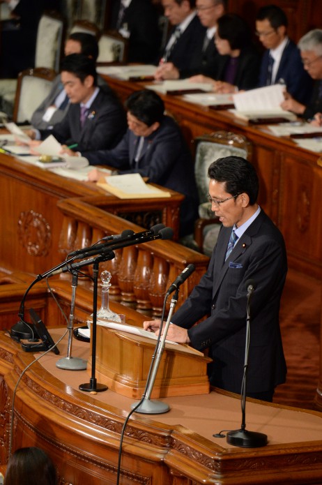 再質問に立つ階議員