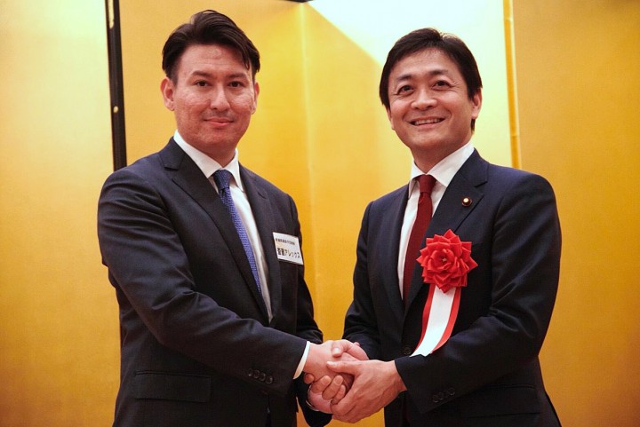 斎藤勇士アレックスさんと握手を交わす玉木代表