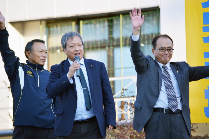 宮崎県延岡市内で街頭演説（左から松田和己市議、田村吉宏市議、本部仁俊市議）