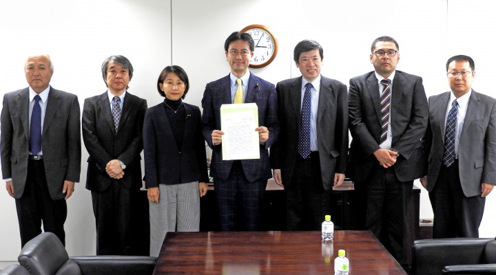 日本私立学校教職員組合から要請書を手交される城井・西岡議員