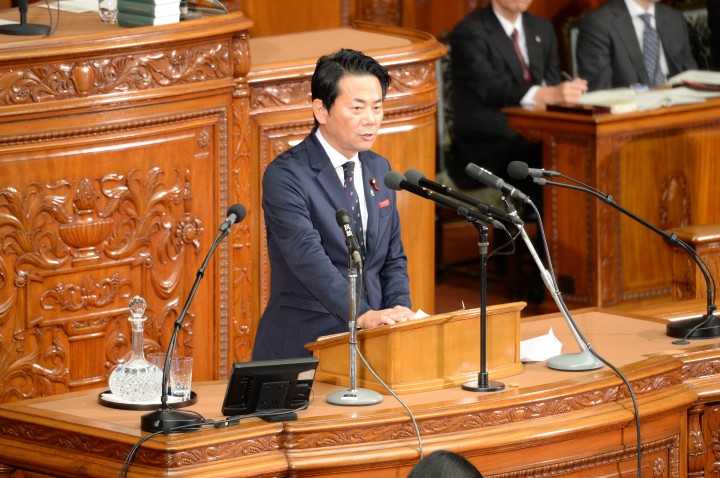 日ＥＵの経済連携協定（ＥＰＡ）の承認案について反対討論を行う小熊慎司議員