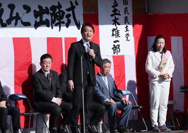 設楽候補の応援演説をする玉木代表。茨城県選出の藤田幸久参院議員も応援にかけつけた（左）