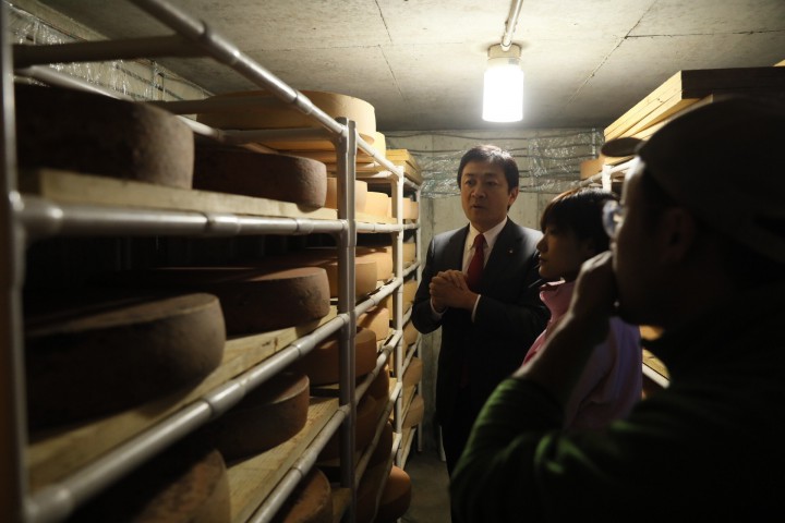 チーズ工場内を視察