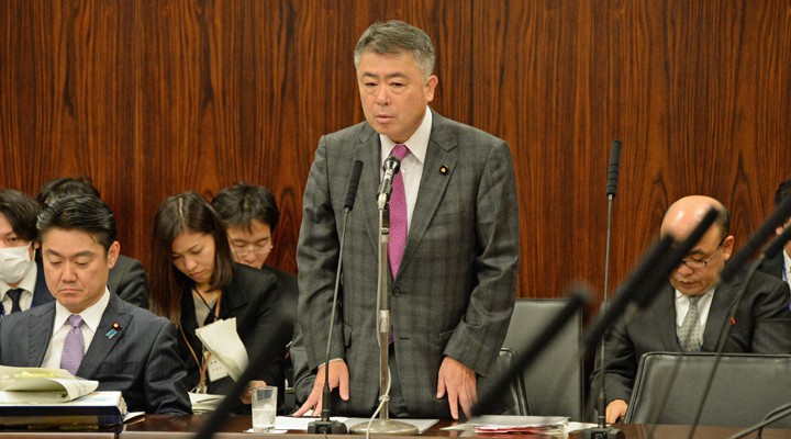 小林議員に答弁する桜井議員