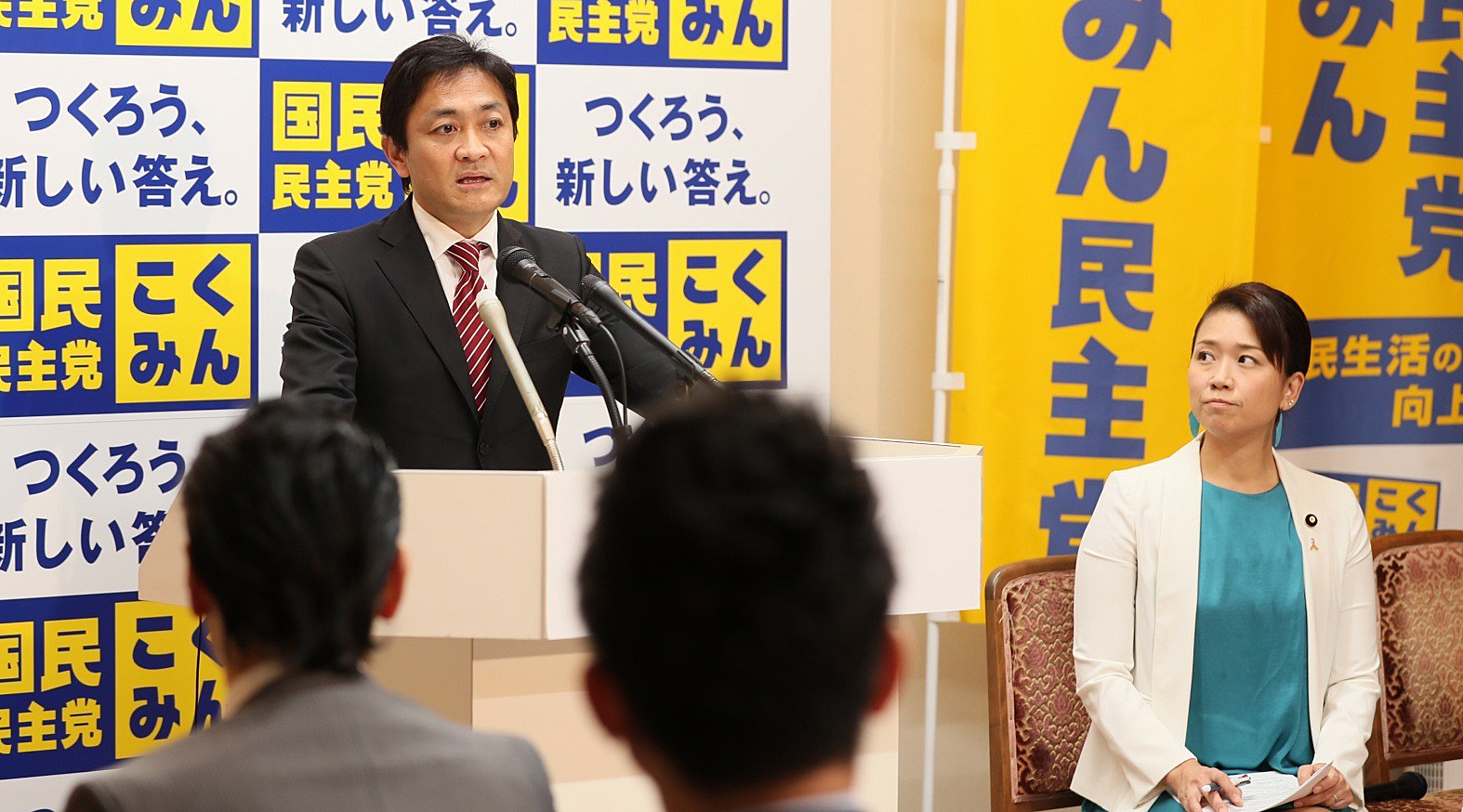 定例記者会見で質問に答える玉木代表(隣は司会の伊藤孝恵議員)