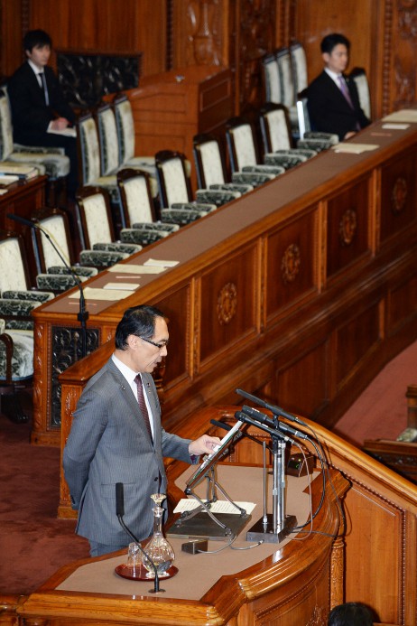 大野元裕議員（後ろは山下貴司法相）