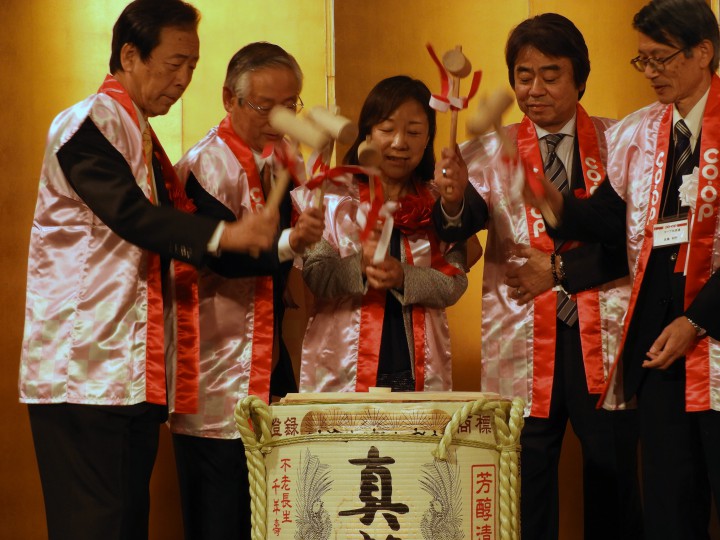 鏡開きに参加する平野幹事長