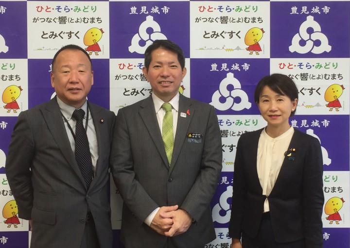 山川仁豊見城市長(中央)を表敬