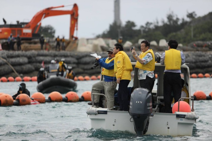 辺野古崎の埋め立て予定地を海上から視察する玉木代表