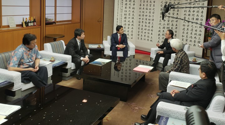 玉城デニー沖縄県知事と会談する玉木代表ら、国民民主党議員団