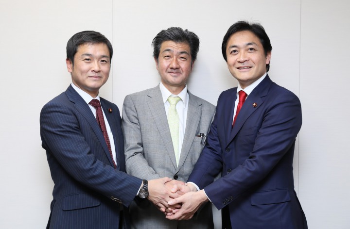 青山議員(左)、玉木代表(右)ととしっかり握手する桜井さん(中央)
