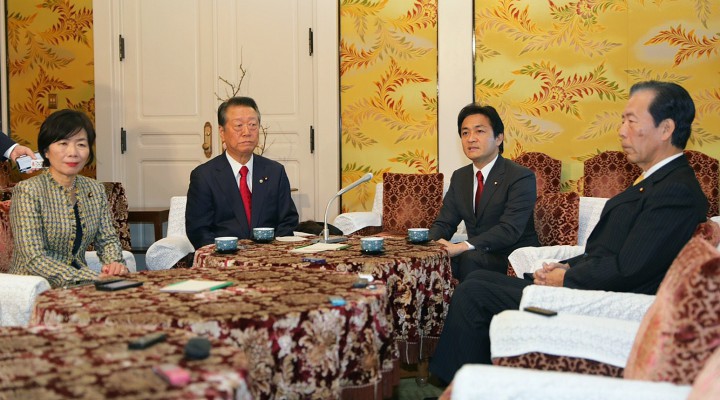 左から自由党の森ゆうこ幹事長と小沢一郎代表、国民民主党の玉木雄一郎代表と平野博文幹事長