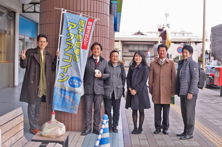 電子地域通貨に加盟しているコンビニを視察