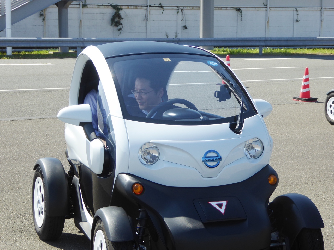 電気自動車の試乗（議連による視察）