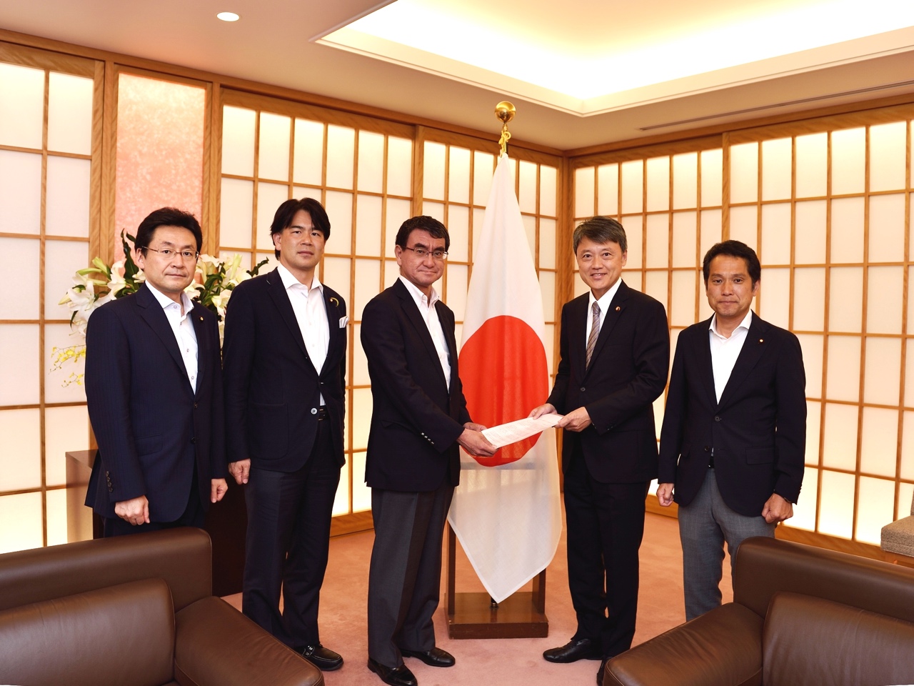 議連の政策要請活動の一環として河野外相に要請書を渡す