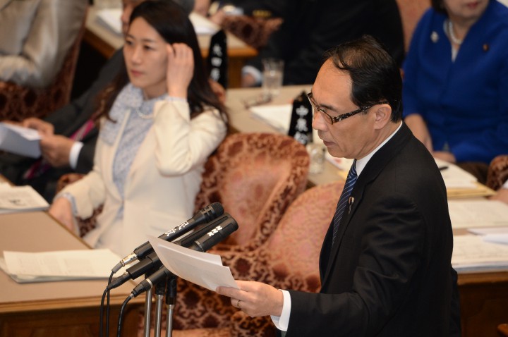 安倍総理に質問する大野元裕議員