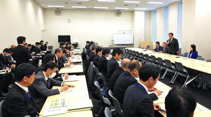 東日本大震災復興・福島・原発事故対策本部であいさつする増子輝彦本部長