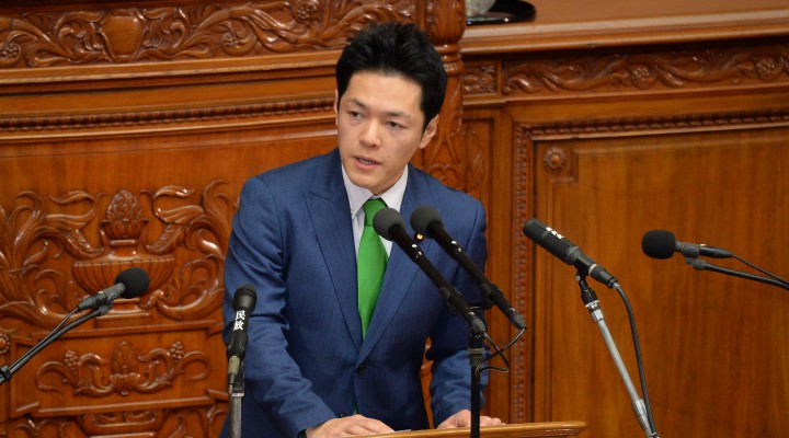 本会議質問に立つ緑川貴士議員