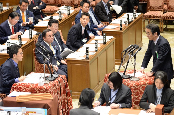 衆院予算委員会集中審議で中江元哉元首相秘書官に勤労統計問題への関与をただす階猛議員