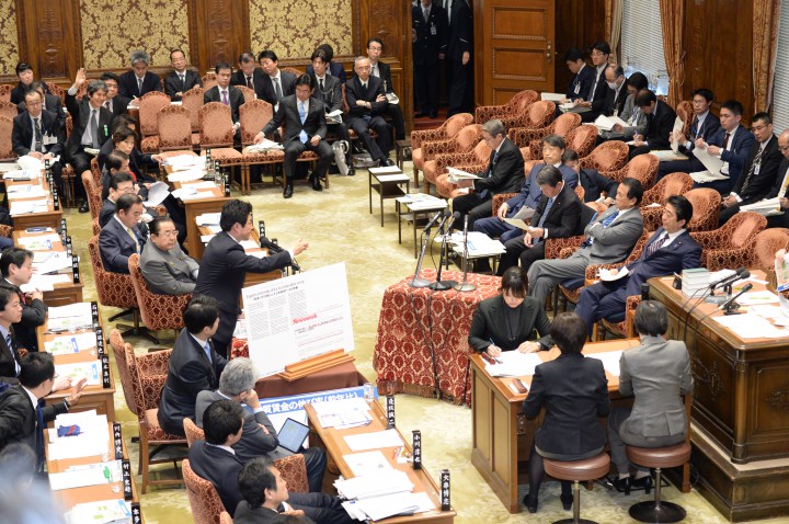 安倍総理を追及する山井議員