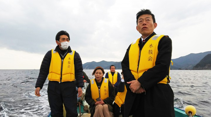 美波町沿岸のワカメ養殖場を視察する近藤和也政務調査会第四部会長、庄野昌彦県議ら