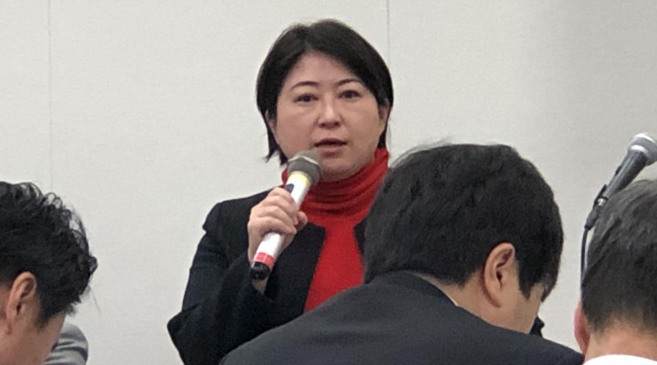 あいさつする小宮山泰子衆院議員