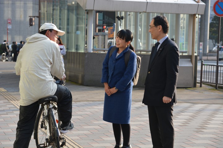 街頭後に激励を受ける大野参院議員と合原参院内定候補