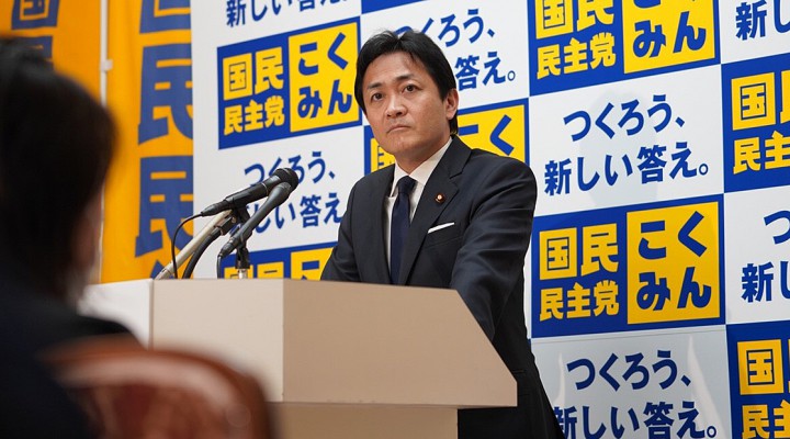 記者からの質問に答える玉木代表