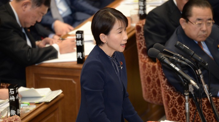 消費増税について安倍総理に質問する西岡秀子議員