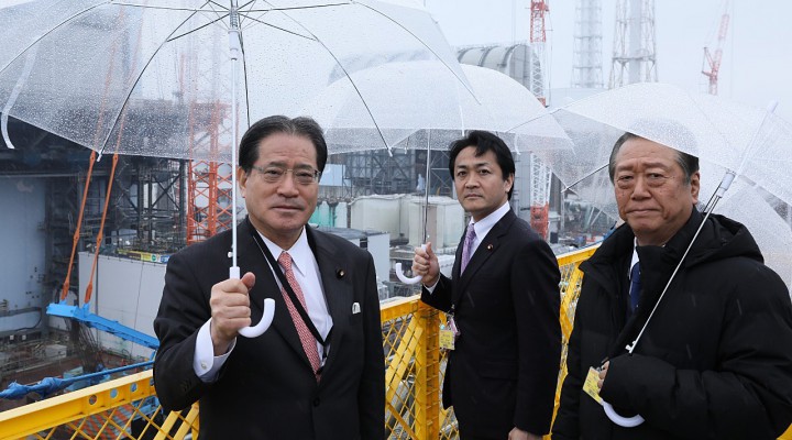 東京電力福島第１原子力発電所を視察する増子輝彦本部長、玉木雄一郎代表、小沢一郎・自由党共同代表