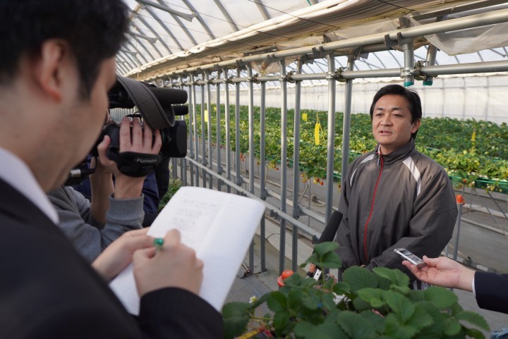 いちご農園で行われたぶら下がり記者会見