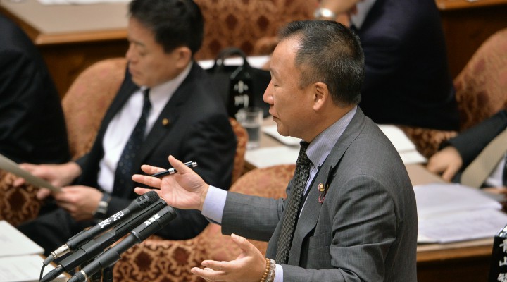 参院予算委員会公聴会で公述人に質問する大島九州男議員