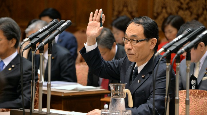 公聴会で質問する大野元裕議員