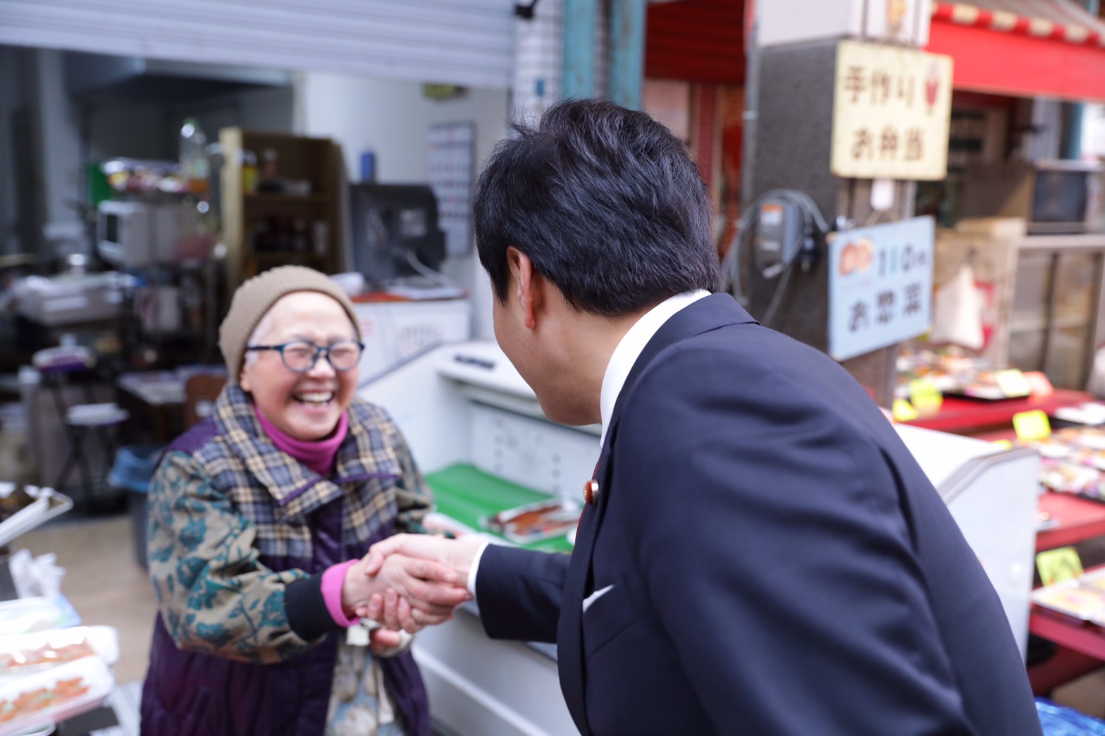 板宿商店街であいさつする玉木代表