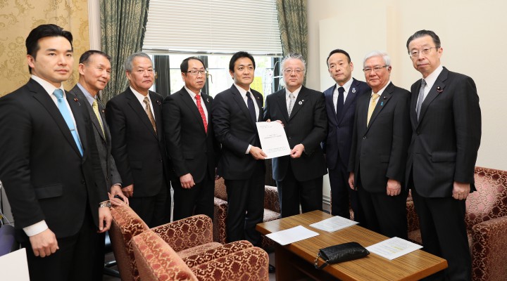 3労連から要請書を受け取る玉木代表