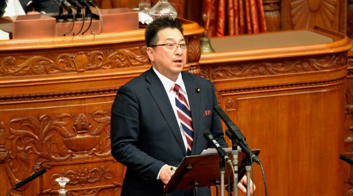 参院本会議で討論を行う古賀之士議員